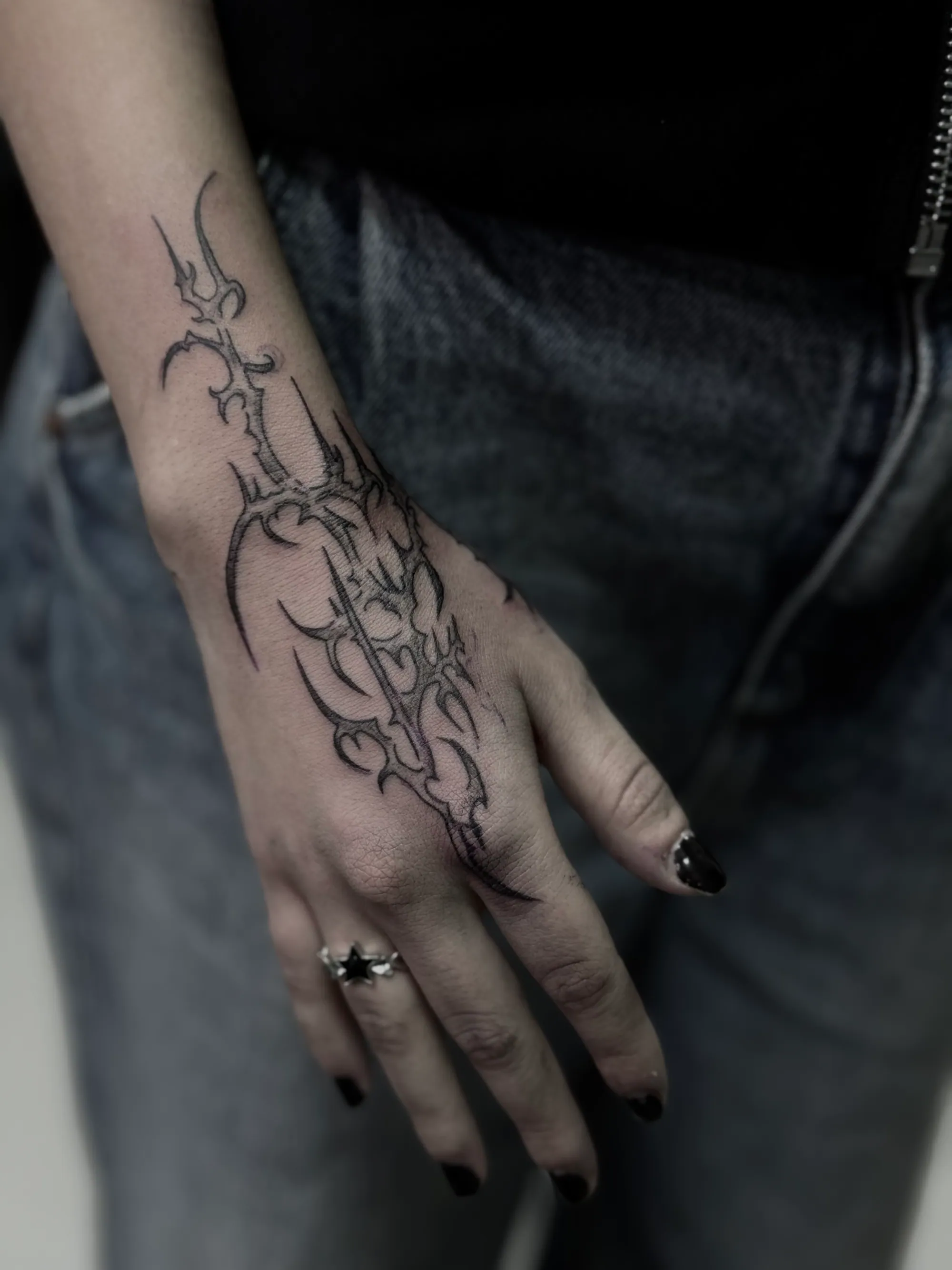 Fine line tribal ornamentalna tetovaža koja se proteže od šake do podlaktice, Dropz Tattoo Studio Niš