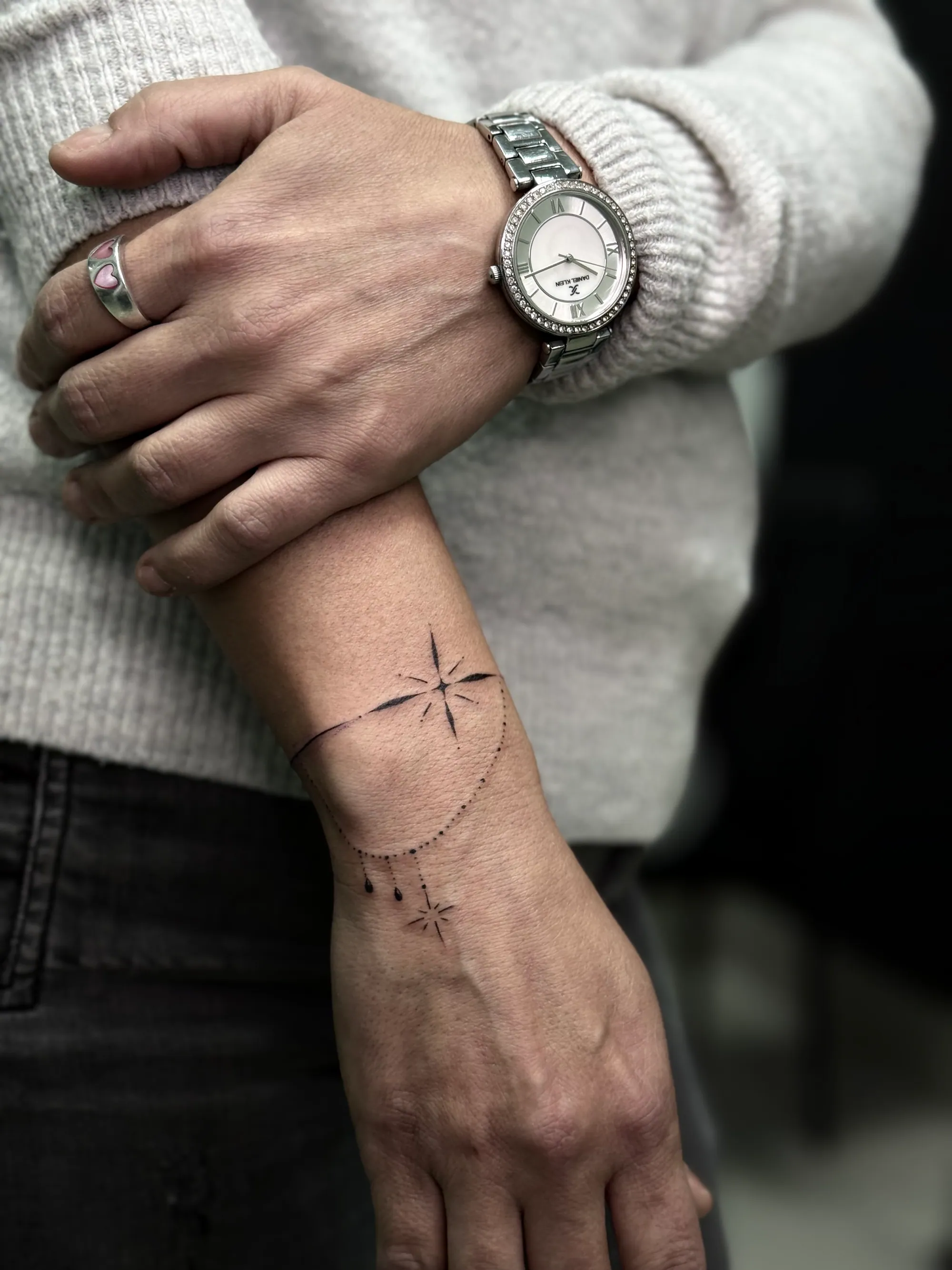 Fine line minimalistička tetovaža zvezda i tačkastog lančića na zglobu ruke, Dropz Tattoo Studio Niš