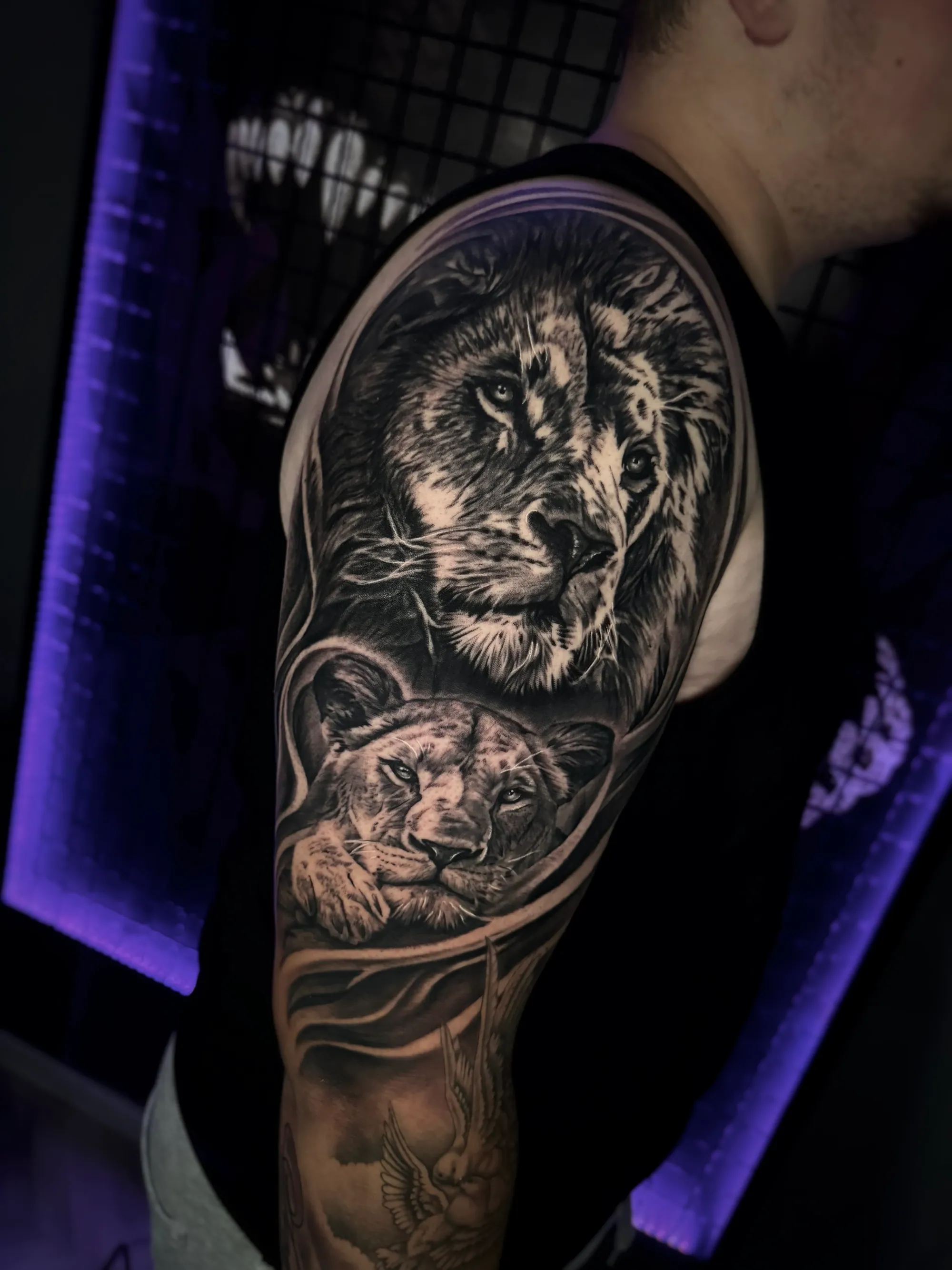 Realistična tetovaža lava i lavice na ramenu i ruci, black and grey rukav, Dropz Tattoo Studio Niš