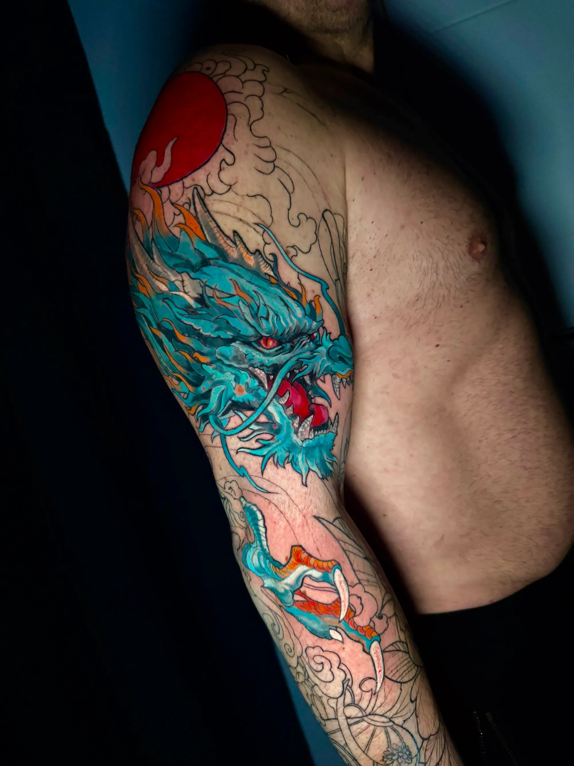 Tetovaža u boji japanskog zmaja sa crvenim suncem na ramenu i ruci, Dropz Tattoo Studio Niš