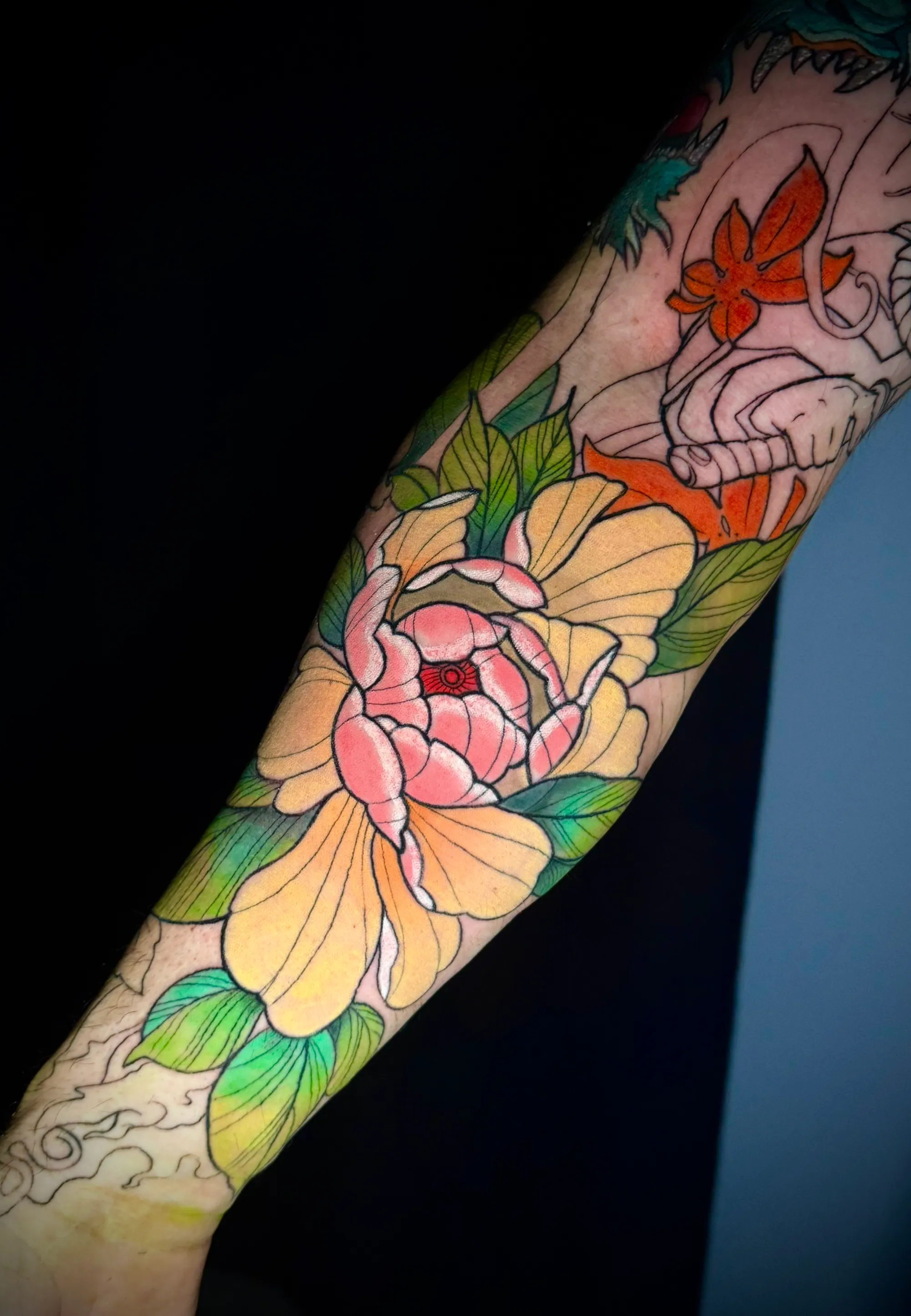 Tetovaža u boji japanskog božura sa lišćem na podlaktici, deo japanskog rukava, Dropz Tattoo Studio Niš
