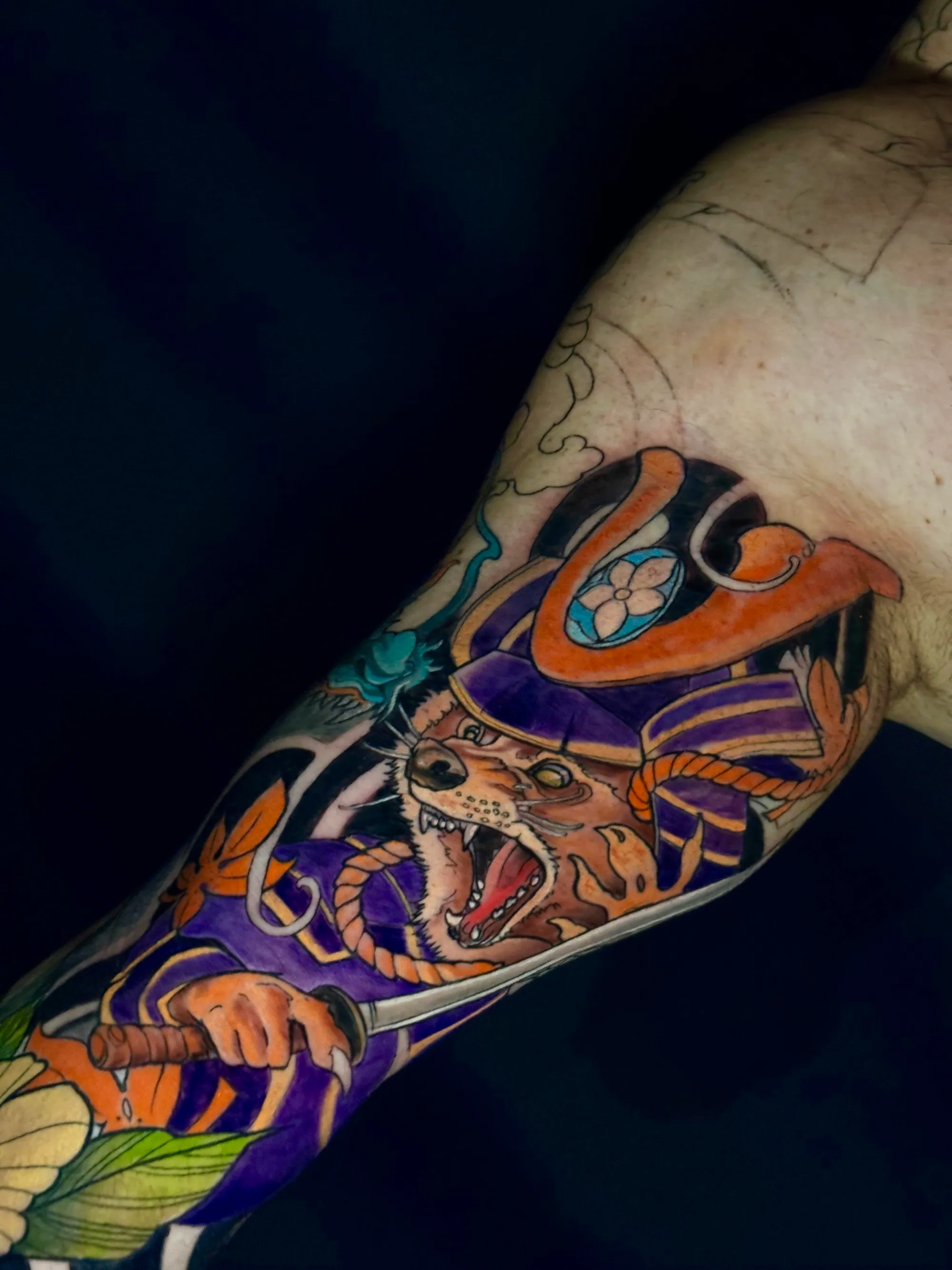 Tetovaža u boji japanskog samuraj ratnika-lisice sa katanom i oklopom, deo japanskog rukava, Dropz Tattoo Studio Niš