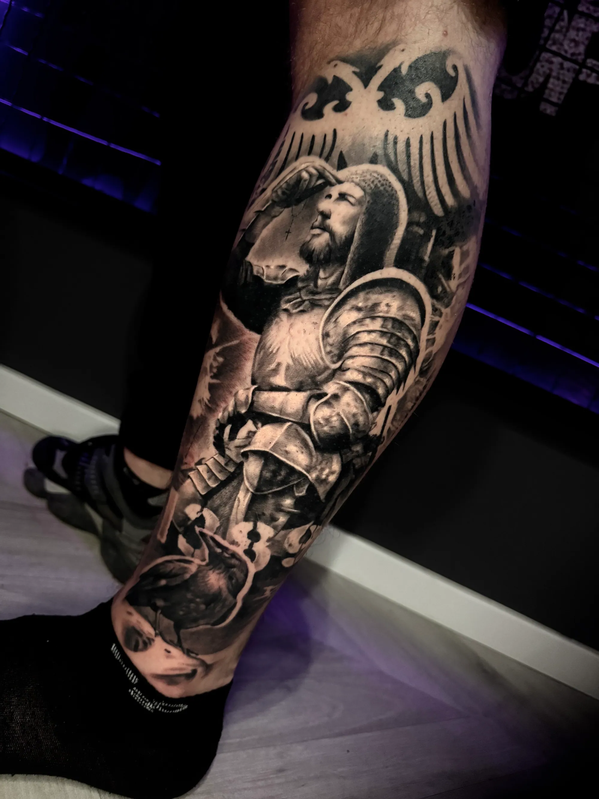 Realistična tetovaža srpskog viteza u oklopu sa dvoglavim orlom na potkolenici, simbol Kosovskog boja, Dropz Tattoo Studio Niš