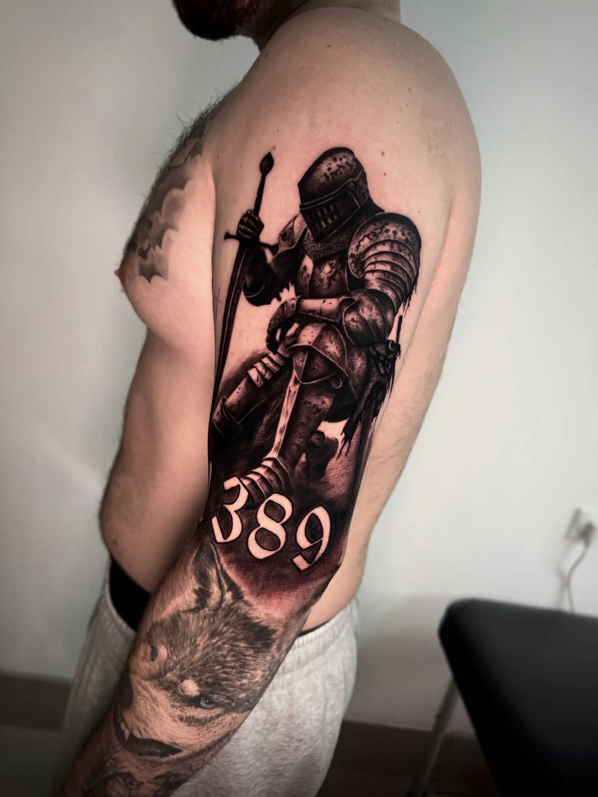 Realistična tetovaža srednjovekovnog srpskog viteza sa oklopom i  godinom 1389, simbol Kosovskog boja, Dropz Tattoo Studio Niš